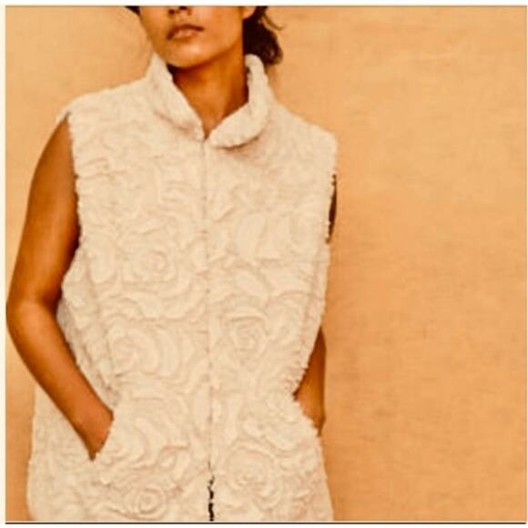 Betsey Johnson Size M Faux Fur Vest Rosette Swirl Cheetah Cream - Picture 2 of 12